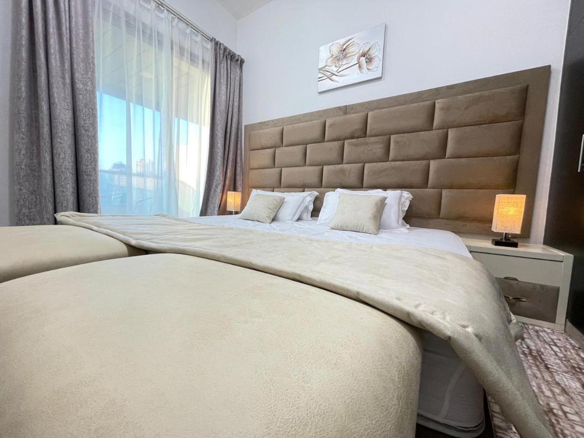 Private Gorgeous With Marina View With Shared Kitchen In Shared دبي
